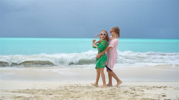 Små bedårande flickor att ha kul på tropisk strand spelar tillsammans — Stockvideo