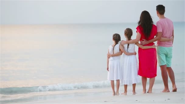 Familia joven en la playa — Vídeos de Stock