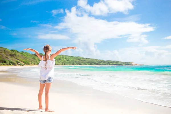 Adorable little girl on wild exotic beach at tropical caribbean island — Stock Photo, Image