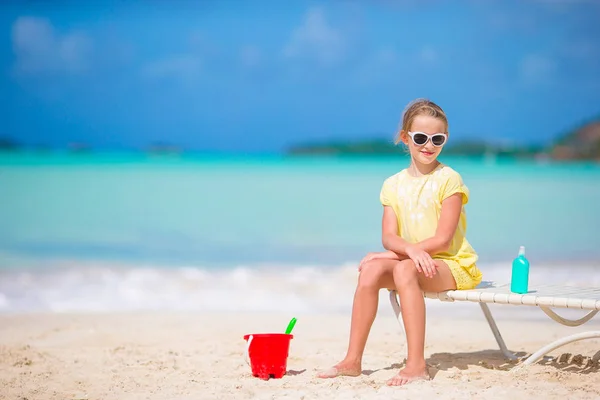 Rozkošná holčička hraje s hračkami na pláži dovolenou. Kid hry s pískem — Stock fotografie