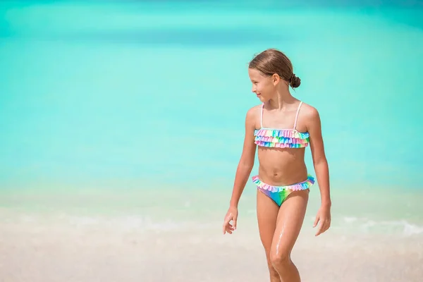 Adorable little kid on the beach — Stock Photo, Image