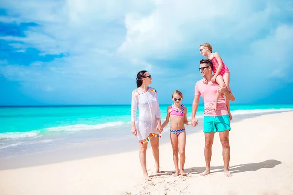 Feliz hermosa familia en la playa blanca —  Fotos de Stock