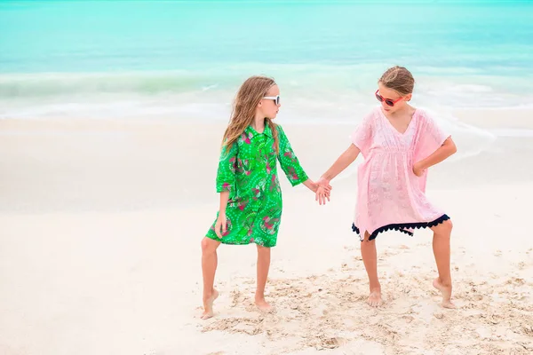 Niñas divirtiéndose en la playa tropical jugando juntas —  Fotos de Stock