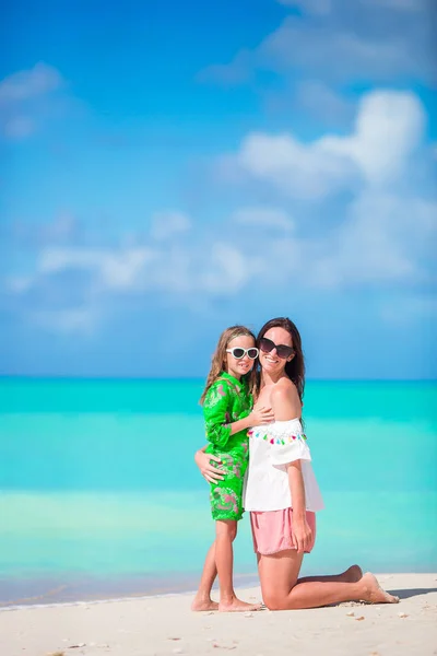 Mother and little girl together on the beach — Stock Photo, Image