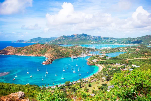 Näkymä Englanti Harbor alkaen Shirley Heights, Antigua, paratiisi lahti trooppisella saarella Karibianmerellä — kuvapankkivalokuva