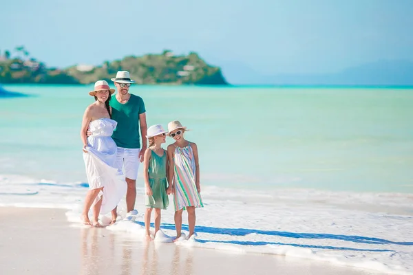 Jong gezin op het strand — Stockfoto