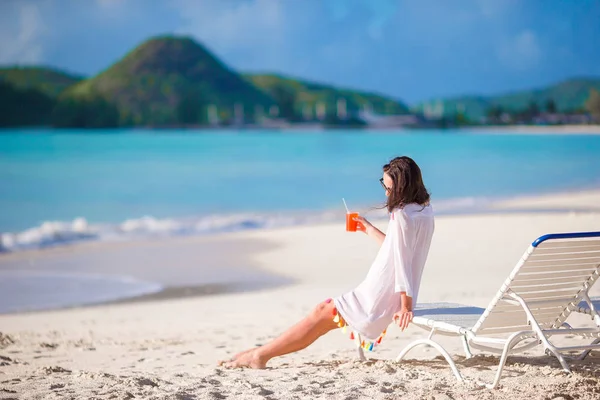 Young woman with tasty cocktail on white beach — Stock Photo, Image