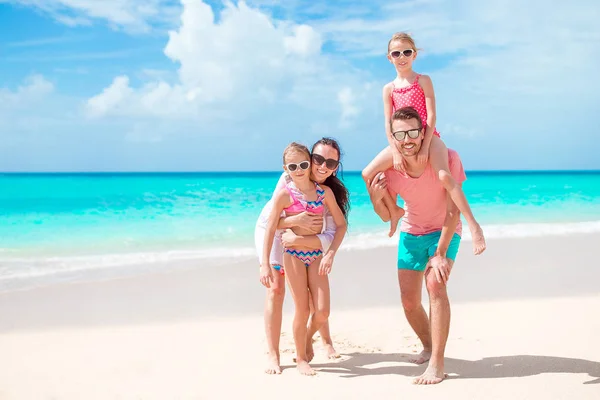 Felice bella famiglia su una vacanza al mare tropicale — Foto Stock