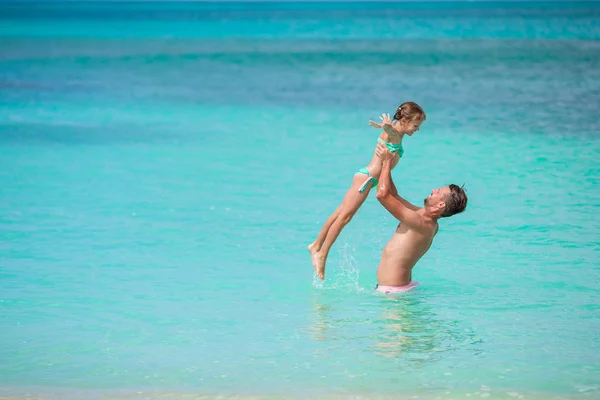 Lycklig familj av pappa och barn som leker i havet — Stockfoto