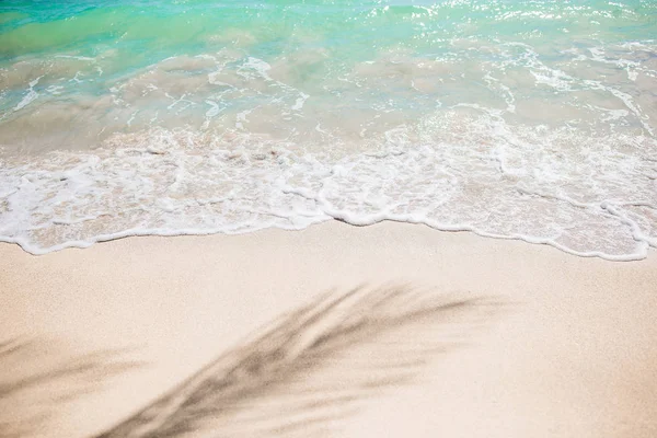 Idealne piaszczystej plaży z turkusową wodą — Zdjęcie stockowe
