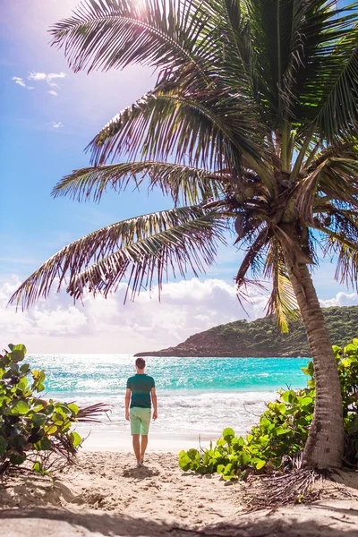 Człowiek młody turysta spaceru na karaibskiej wyspie — Zdjęcie stockowe