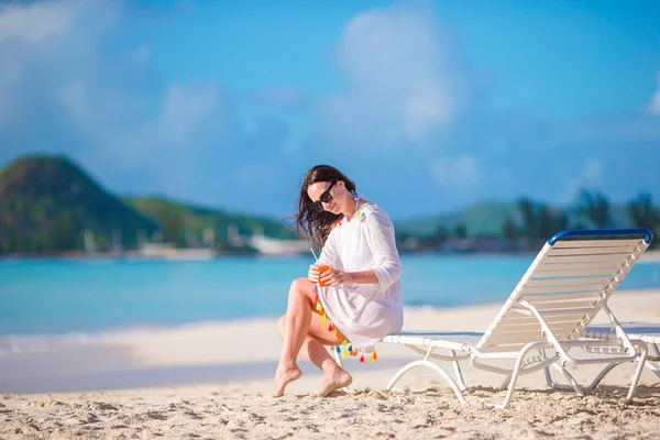 Mujer joven con sabroso cóctel en la playa blanca — Foto de Stock