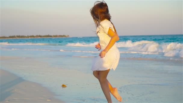 Adorável menina na praia se divertindo muito . — Vídeo de Stock