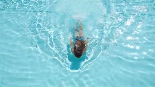 Adorável menina nadar na piscina exterior — Vídeo de Stock
