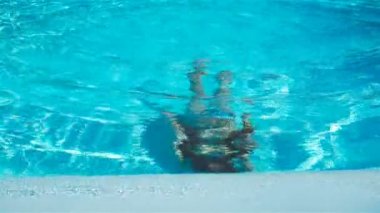 Açık Yüzme havuzunda yüzmenin sevimli küçük kız