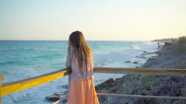 Schönes kleines Mädchen am Abend am Strand — Stockvideo