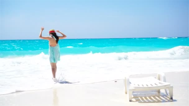 Schöne Frau glücklich im Sommerurlaub am weißen Strand. glückliches Mädchen im Sommerkleid. — Stockvideo