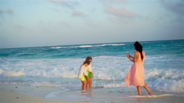 Klein Schattig Meisje Jonge Moeder Tropisch Strand — Stockvideo