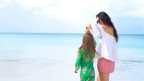 美丽的母亲和小女儿在加勒比海滩一起玩耍。慢动作 — 图库视频影像
