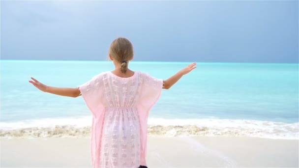 Menina adorável na praia tropical durante as férias caribenhas. LOW MOTION — Vídeo de Stock