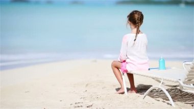 Beyaz plaj üzerinde mutlu sevimli küçük kız