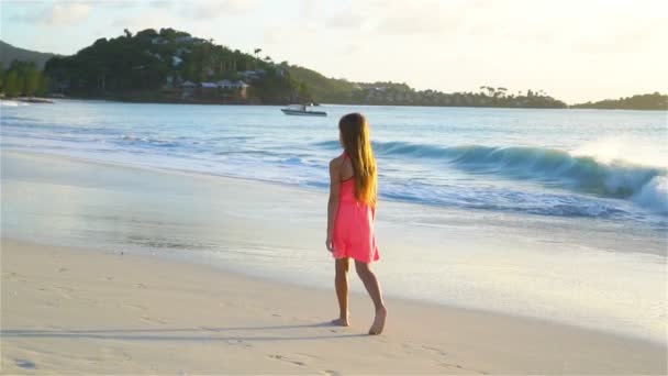 カリブ海の休暇の白い砂浜の上を歩いてかわいいの幸せな女の子。スロー モーション ビデオ — ストック動画