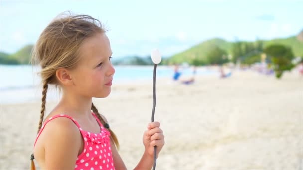 Schattig meisje op het strand met een heleboel plezier. Slow Motion — Stockvideo