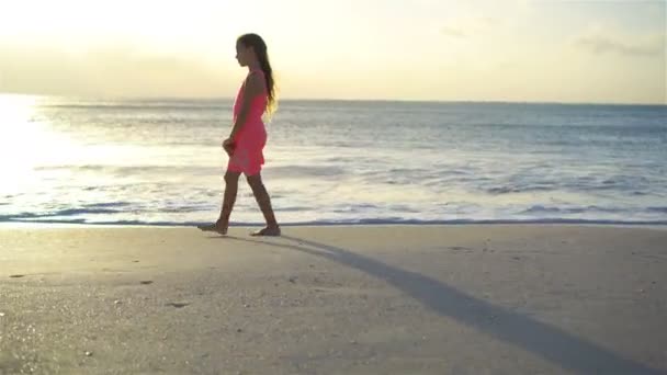 Adorable niña en la playa por la noche en la isla caribeña — Vídeos de Stock