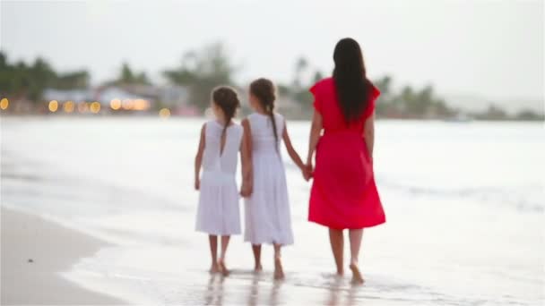 Liebenswert kleine Mädchen und junge Mutter haben Spaß am weißen Strand — Stockvideo