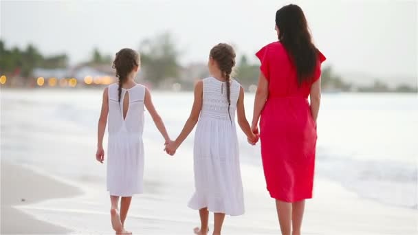 Adorables petites filles et jeune mère marchant sur la plage blanche — Video