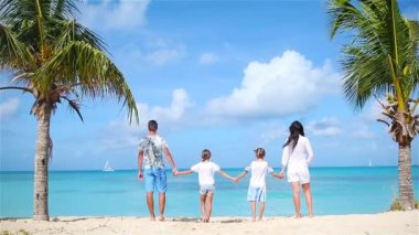 Karayipler tatil Sahilde Dört Kişilik Aile.