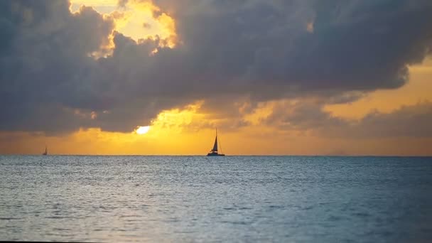 Splendido tramonto su una spiaggia di caraibi esotici — Video Stock