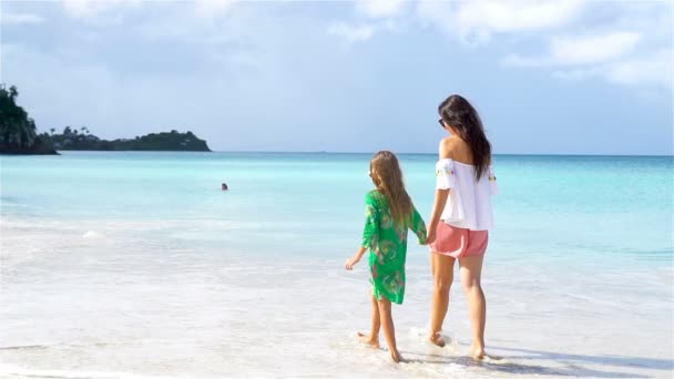Красивая мать и дочь на Карибском пляже. Семейная прогулка по тропическому побережью. Медленное движение — стоковое видео