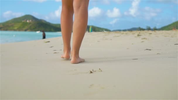 Chiudi piedi femminili camminando a piedi nudi sulla spiaggia. Rallentatore . — Video Stock