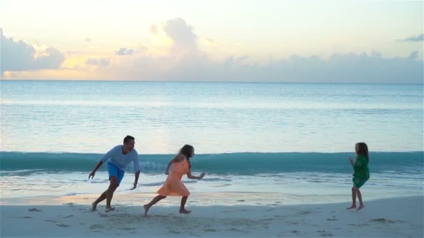Família de pai e filhos desfrutando de férias na praia brincando juntos. LOW MOTION — Vídeo de Stock
