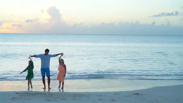 Οικογένεια μπαμπάς και παιδιά απολαμβάνουν διακοπές στην παραλία. Αργή κίνηση — Αρχείο Βίντεο