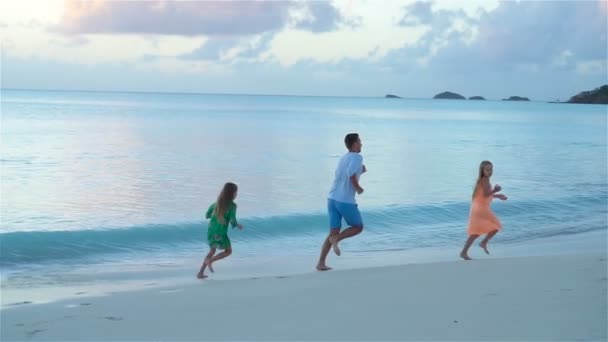 Család, az apa és a gyerekek tengerparti nyaralást élvezi. Lassú mozgás — Stock videók