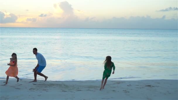 Семья отца и маленьких восхитительных детей, наслаждающихся пляжным отдыхом и играющих вместе. Медленное движение — стоковое видео