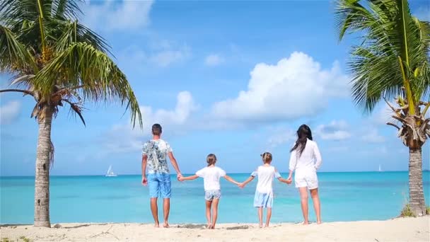 Vierköpfige Familie am Strand im Karibik-Urlaub. — Stockvideo