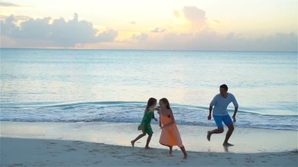 Familia feliz jugando juntos en la playa — Vídeo de stock