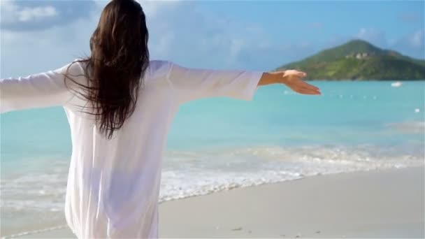 Щаслива туристична дівчина насолоджується пляжною відпусткою. СЛЮТ Мочіон — стокове відео