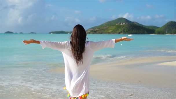 Menina turística feliz desfrutar de suas férias na praia. LOW MOTION — Vídeo de Stock