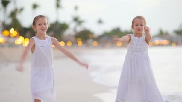 Aranyos kislány, tropical beach játszik együtt szórakozik. — Stock videók