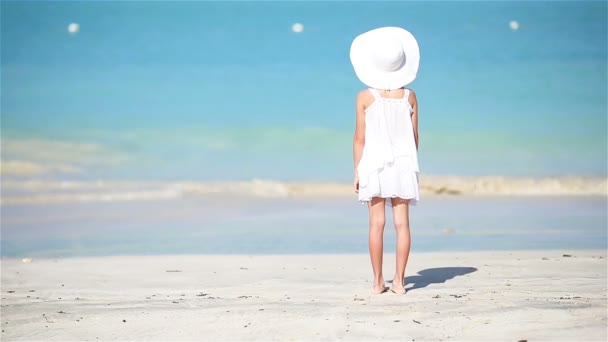 Pequena menina bonito em branco na praia em férias caribenhas — Vídeo de Stock