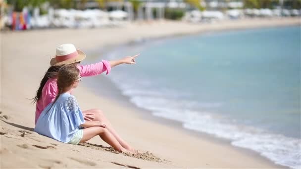 Beach tatil sırasında küçük kız ve genç anne — Stok video