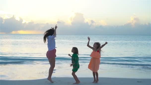 Anne ve çocuklar plaj tatil tropikal yaz zevk. Aile beyaz kumsalda dans. Ağır çekim — Stok video