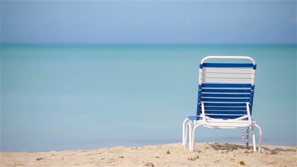Jeden leżak na biały tropikalnej plaży Karaibów — Wideo stockowe