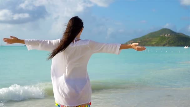 Ung vacker kvinna att ha kul på tropiska seashore. Baksidan på flicka i hatt på stranden. Slow Motion — Stockvideo