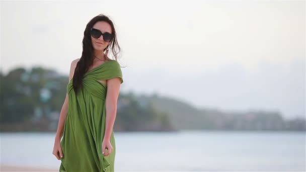 Jeune belle femme sur le littoral tropical. — Video