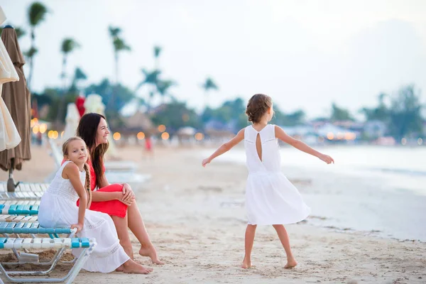 Чарівні маленькі дівчата і молода мати на білому пляжі — стокове фото